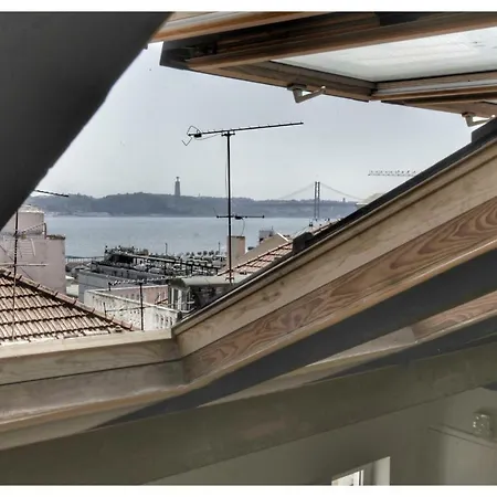 Charming Top Floor River View, Historic Center Lisbon