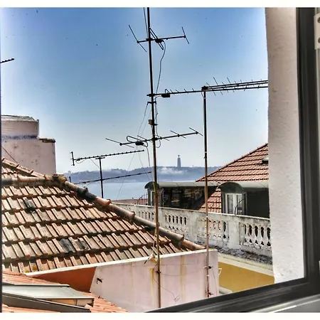 Charming Top Floor River View, Historic Center Lisbon